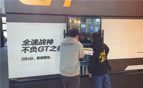 展會現(xiàn)場體驗者使用摩拓為手動透明滑軌屏了解產(chǎn)品