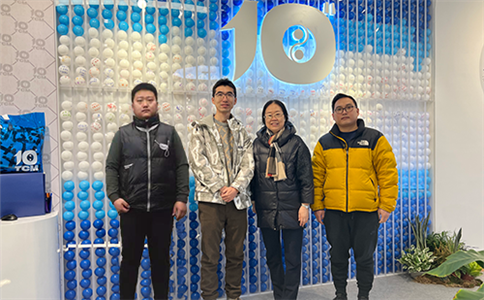 冬奧會冬奧村中醫(yī)藥體驗(yàn)館_團(tuán)隊(duì)與中醫(yī)藥大學(xué)黨委書記谷曉紅合影
